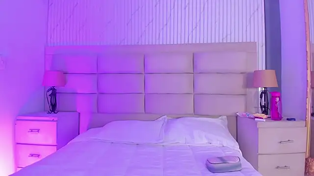 CarolineFyre online show from March 30, 1:22 pm