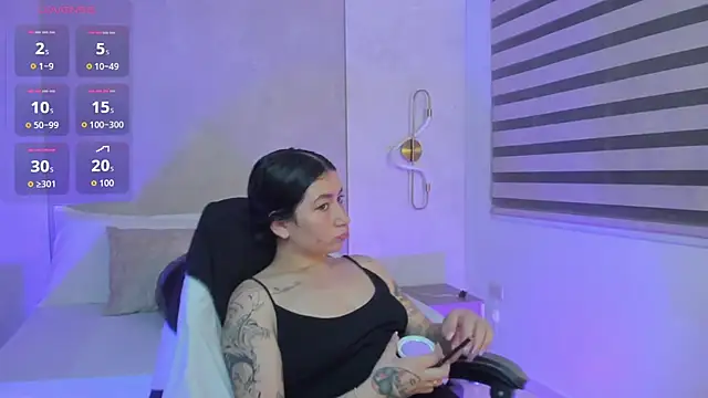 charlottee27  online show from May 22, 2:20 am