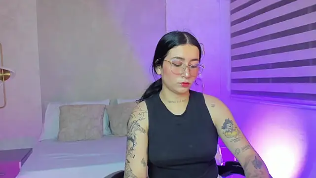 charlottee27  online show from May 20, 2:08 am