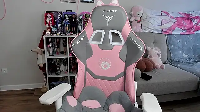 MollysLand online show from March 27, 10:49 am