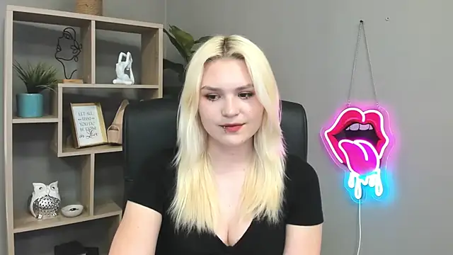 SweetLilyxo online show from May 25, 1:43 pm