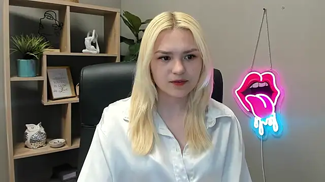SweetLilyxo online show from May 19, 1:29 pm