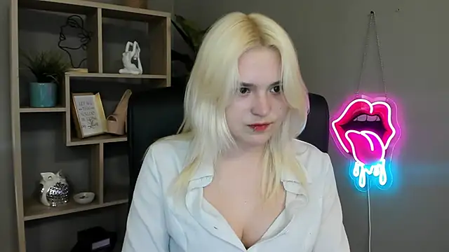 SweetLilyxo online show from May 12, 1:29 pm