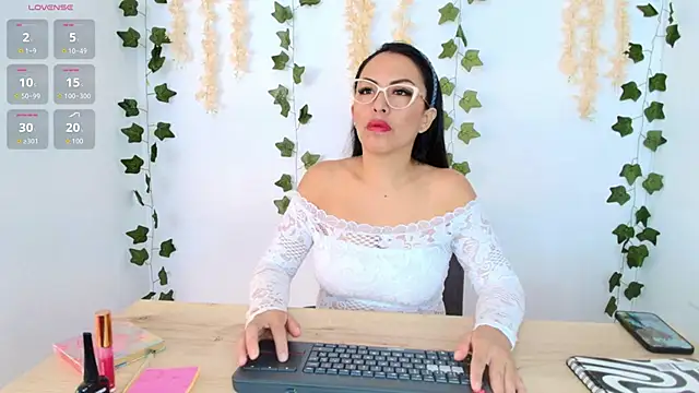 Emma Sanz   online show from May 9, 1:46 pm