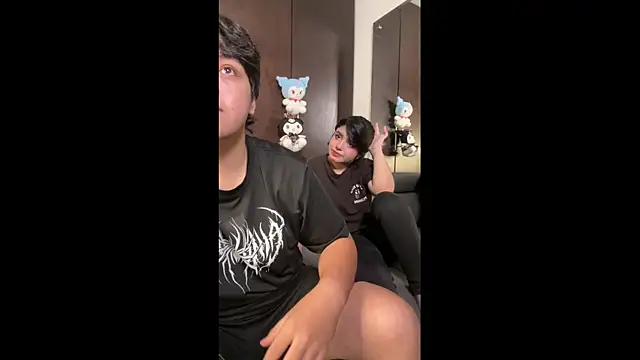 EmilyAndAndrew online show from May 27, 4:31 am