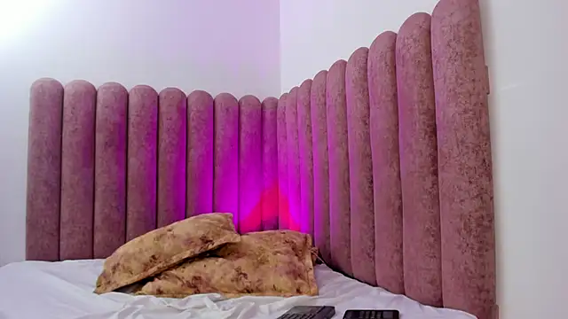 Scarlet Live online show from February 18, 7:35 pm