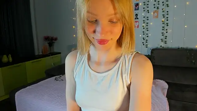 Kiracute18 online show from May 19, 7:43 pm