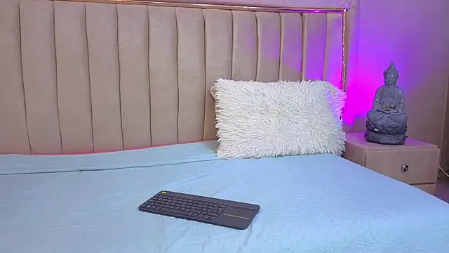 Mia Naive online show from April 28, 11:36 am
