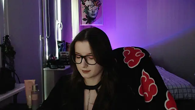 LunaXcherry online show from April 22, 5:10 pm