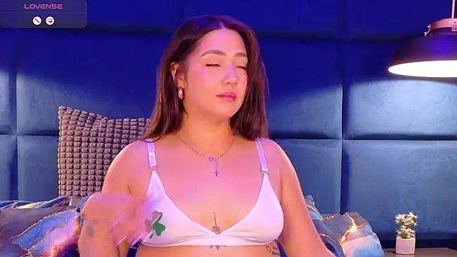Hannah-Prada online show from May 23, 3:43 pm