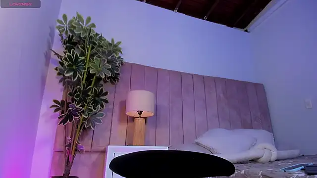 Ashley Beaomunt online show from May 21, 1:42 pm