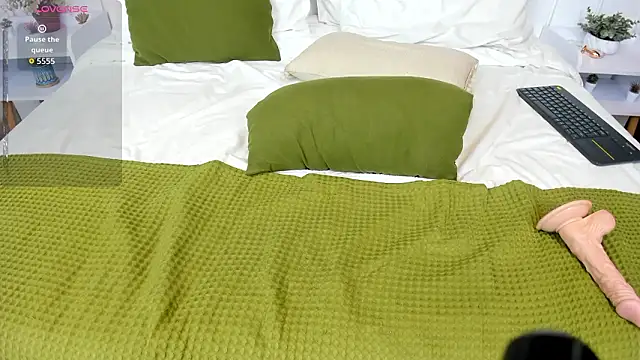 CarolineLaurent online show from March 7, 8:05 pm