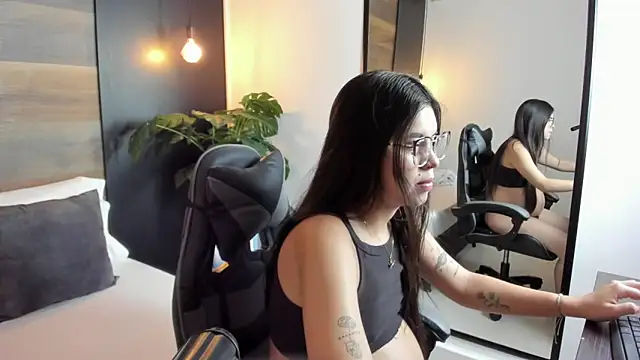 eva swan  online show from May 12, 12:34 pm