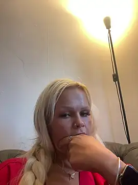 BlondeMilfXo online show from May 20, 7:00 pm