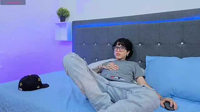 Ale cuzz online show from February 14, 2:08 pm