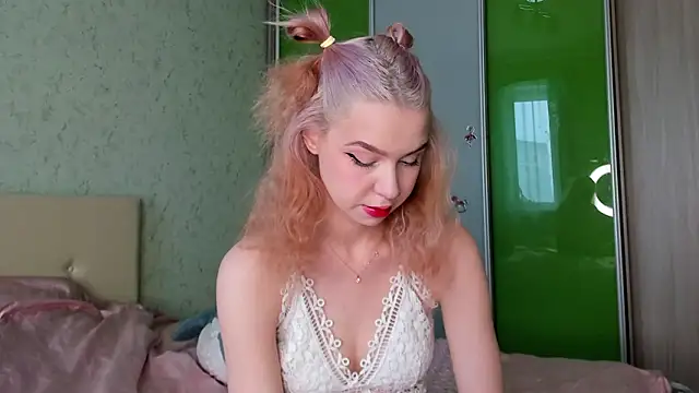 GlitchyDolly online show from March 10, 3:10 am