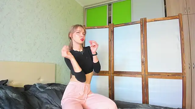 GlitchyDolly online show from May 12, 4:32 am