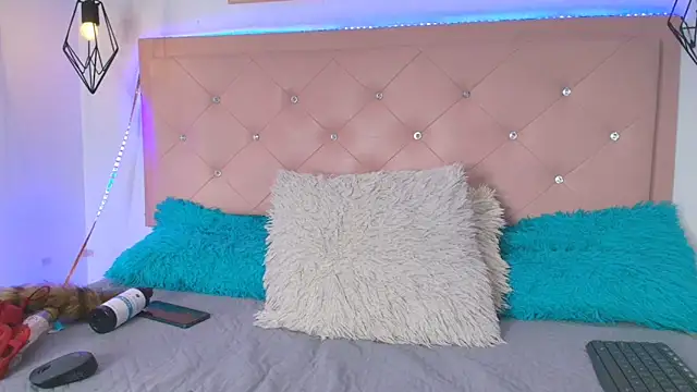 kiara  white1 online show from May 15, 6:05 am