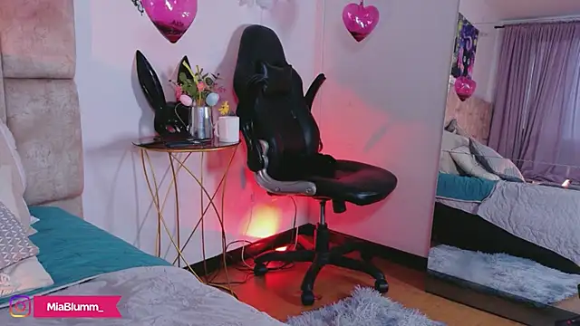 MiiaBlumm  online show from March 31, 10:10 pm