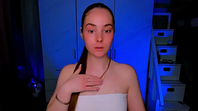 Maddy Wood  online show from May 3, 1:25 pm