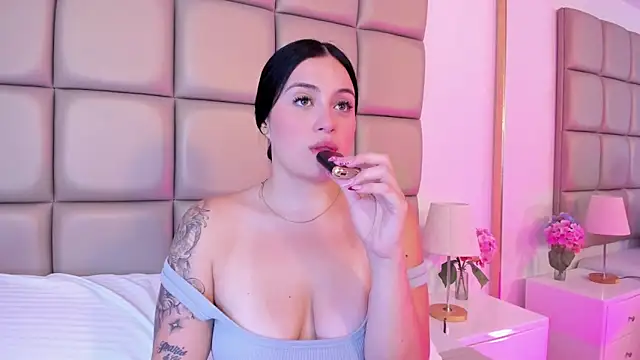 annybentleii online show from May 2, 9:18 pm