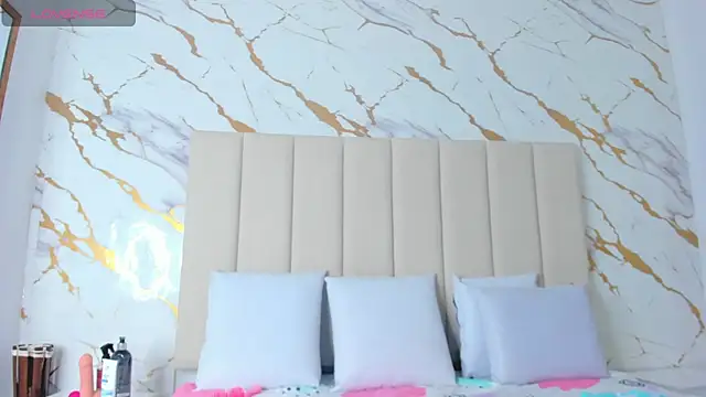  ashley thompson  online show from April 6, 8:32 pm