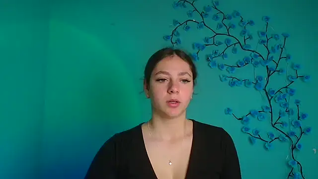 KissMeJulia online show from April 9, 6:30 am