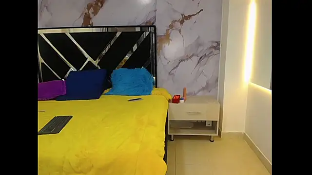 KarolMadison21 online show from April 7, 3:25 pm