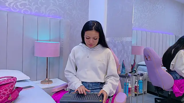Emily  Stef online show from May 7, 11:36 am