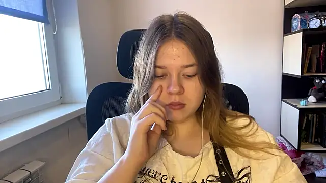 TomikoPfau online show from March 30, 8:14 am