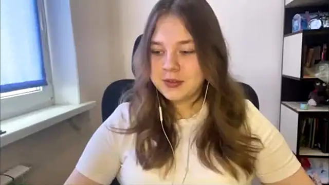 TomikoPfau online show from March 13, 7:42 am