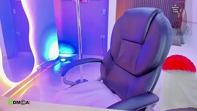 Tiphanysalvatore online show from March 23, 8:31 am