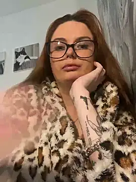 Grizzlybrizzles online show from March 18, 1:32 am