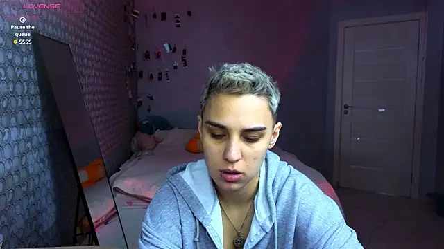 LuxuryLoverss online show from March 24, 11:04 am