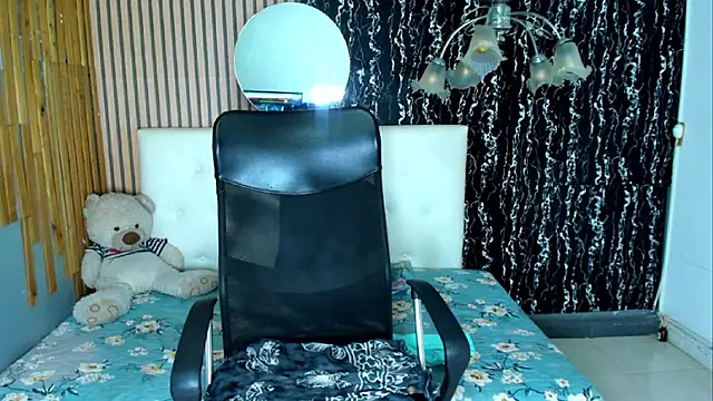MarianaGalviz  online show from May 20, 1:57 am