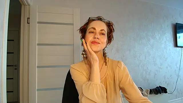 LioraWeiss online show from April 28, 10:30 am