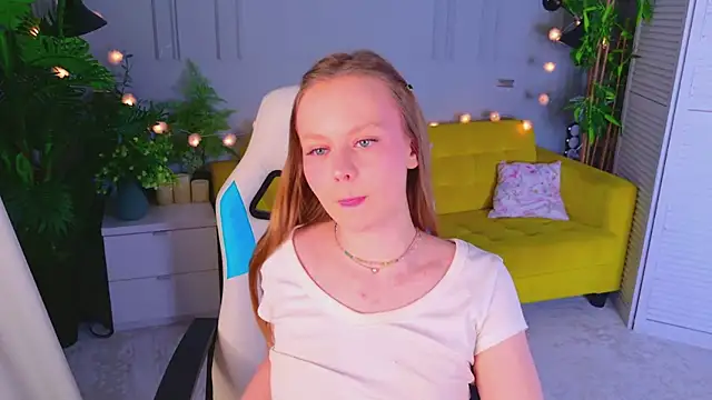 Sophie Peach  online show from May 26, 3:33 pm
