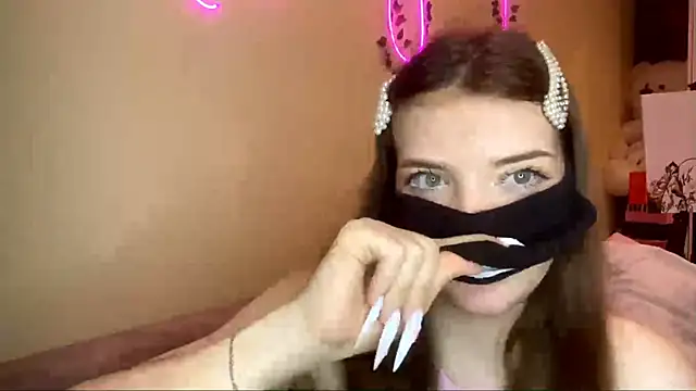 TracyDenoon online show from April 1, 3:20 pm