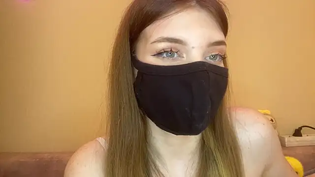 TracyDenoon online show from April 7, 6:10 pm