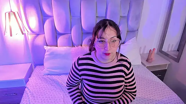 Maddie-LesYoux online show from March 31, 12:05 pm