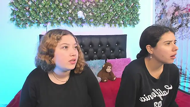 valeria and zoe online show from April 28, 1:59 pm