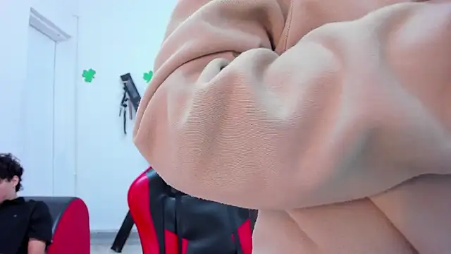 MiaBella and Max online show from March 21, 12:10 pm