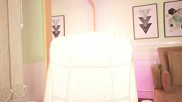 MandyCollins online show from April 8, 11:45 am