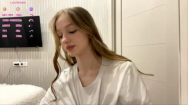 Anika Socutehe online show from May 14, 9:09 pm