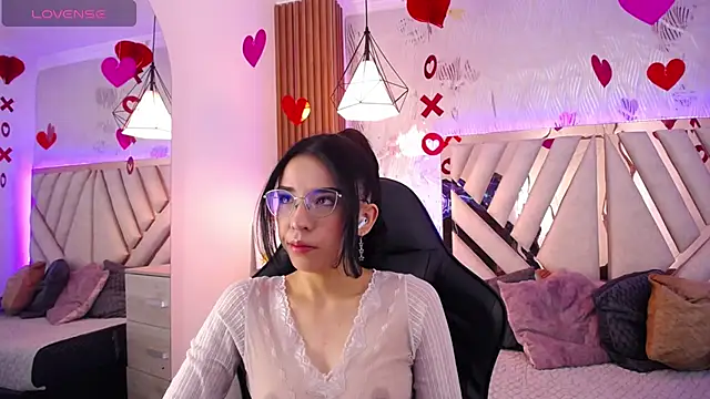 Amara Davis1 online show from April 28, 2:38 am