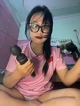 Leeeeiu online show from May 1, 3:15 pm