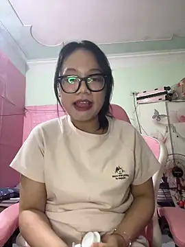Leeeeiu online show from May 23, 3:43 pm