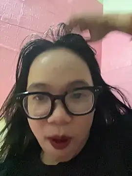 Leeeeiu online show from May 5, 5:05 pm