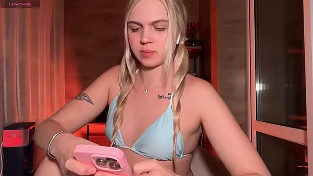 AlexaDeviliciouss online show from June 18, 5:29 pm