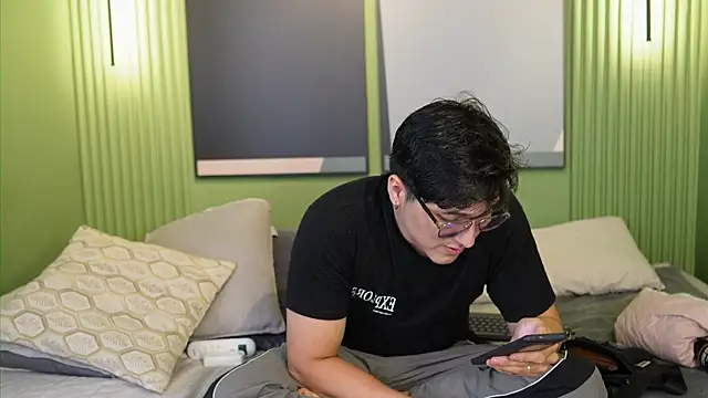 Mia and Belmonth online show from May 19, 6:48 pm